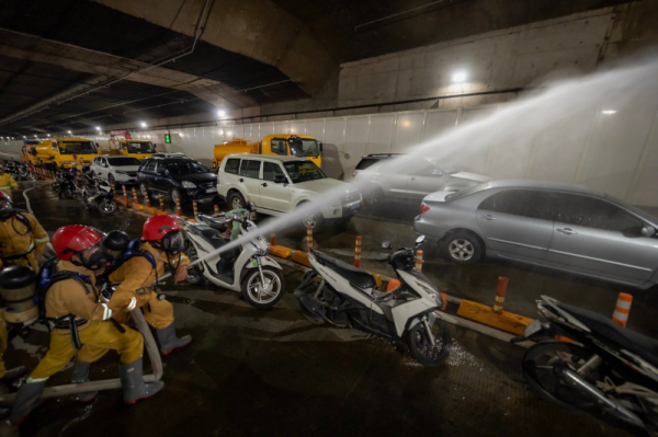 Police conduct firefighting and rescue drill at Saigon River Tunnel  -1