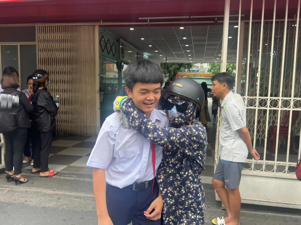 Thí sinh tại TP Hồ Chí Minh phấn khởi sau khi thi môn Ngữ văn vào lớp 10  -0