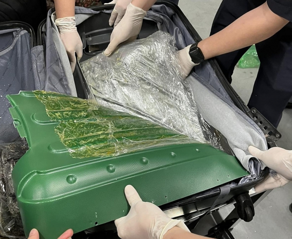 Giấu cocain trong đế dép, đáy valy vận chuyển qua đường hàng không -0