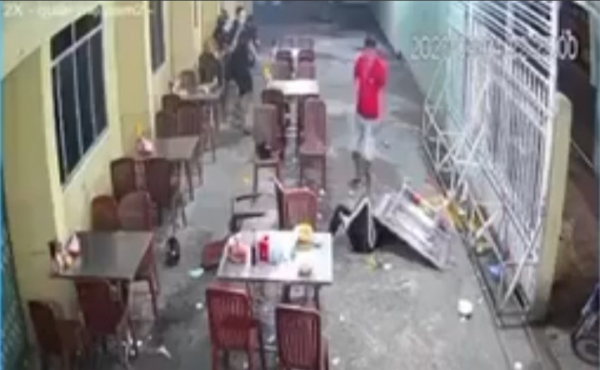 Một phụ nữ bị đánh dã man trong quán ăn ở Cà Mau -0