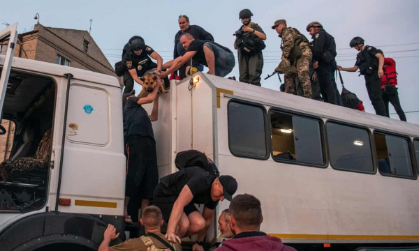 Người dân chạy trốn hậu tuyên bố trái ngược của Nga-Ukraine về vụ vỡ đập -0