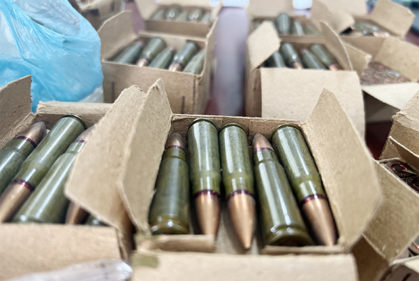 Vận động một người dân ở An Giang giao nộp 237 viên đạn súng AK và K59 -0