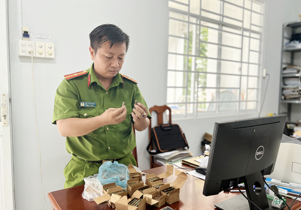 Vận động một người dân ở An Giang giao nộp 237 viên đạn súng AK và K59 -0