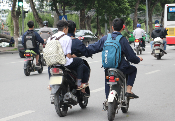 Xử lý nghiêm vi phạm đối với các trường hợp học sinh điều khiển xe mô tô, xe gắn máy khi chưa đủ tuổi -0