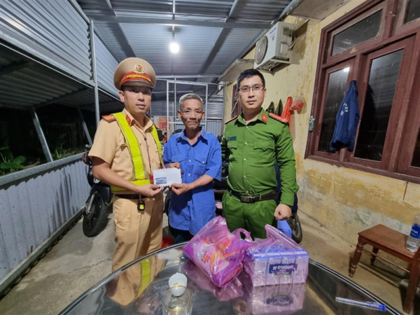 Quang Ngai police help a poor man return home -0