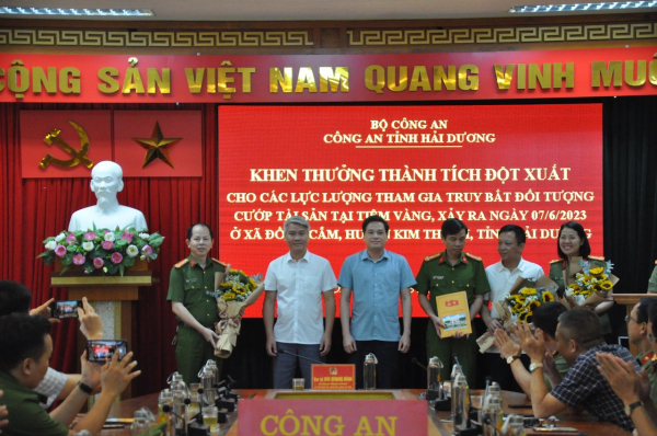 Giám đốc Công an tỉnh Hải Dương khen thưởng đột xuất các đơn vị phá nhanh vụ cướp tiệm vàng  -0
