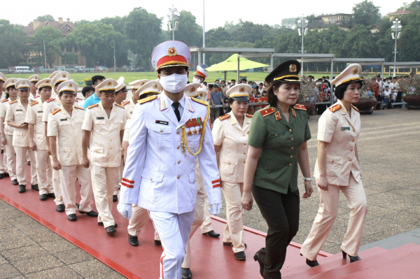 Đoàn đại biểu Công đoàn CAND tiêu biểu báo công, vào lăng viếng Bác -0