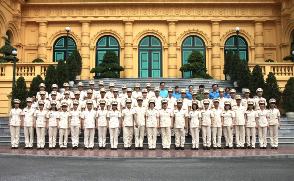 Đoàn đại biểu Công đoàn CAND tiêu biểu báo công, vào lăng viếng Bác -0