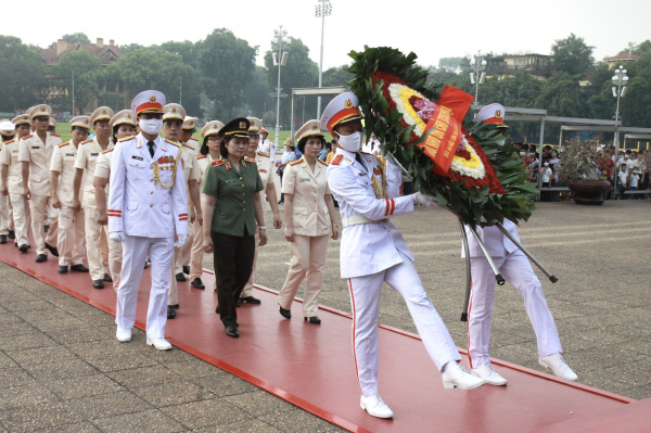 Đoàn đại biểu Công đoàn CAND tiêu biểu báo công, vào lăng viếng Bác -0