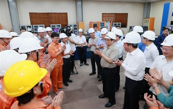 PM inspects electricity, coal supply in Quang Ninh -0