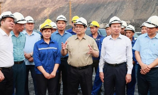 PM inspects electricity, coal supply in Quang Ninh -0