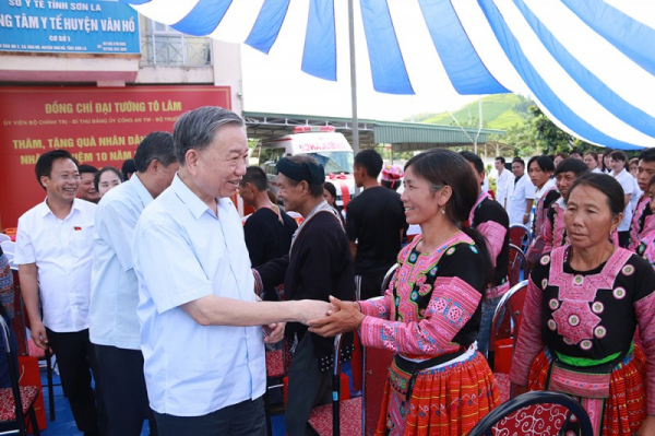 Minister To Lam visits border district of Van Ho  -0