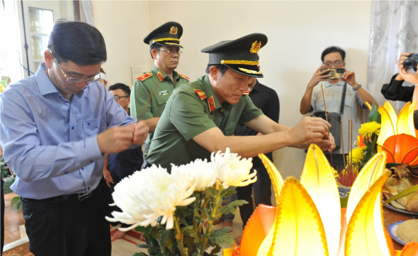 Thứ trưởng Lương Tam Quang thăm hỏi gia đình 4 cán bộ, chiến sĩ Công an xã hy sinh khi làm nhiệm vụ -0