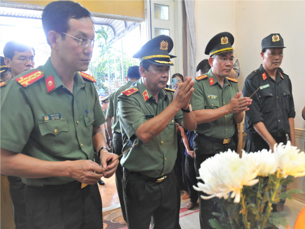 Thứ trưởng Lương Tam Quang thăm hỏi gia đình 4 cán bộ, chiến sĩ Công an xã hy sinh khi làm nhiệm vụ -0