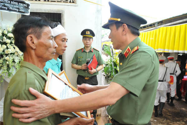 Thứ trưởng Lương Tam Quang thăm hỏi gia đình 4 cán bộ, chiến sĩ Công an xã hy sinh khi làm nhiệm vụ -0