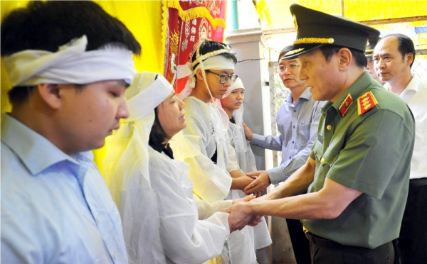 Leaders of the Ministry of Public Security and Dak Lak province visit officers fallen in riots  -0