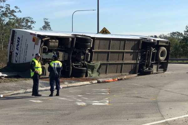 Xe buýt chở khách dự tiệc cưới ở Australia gặp nạn, ít nhất 10 người chết -0