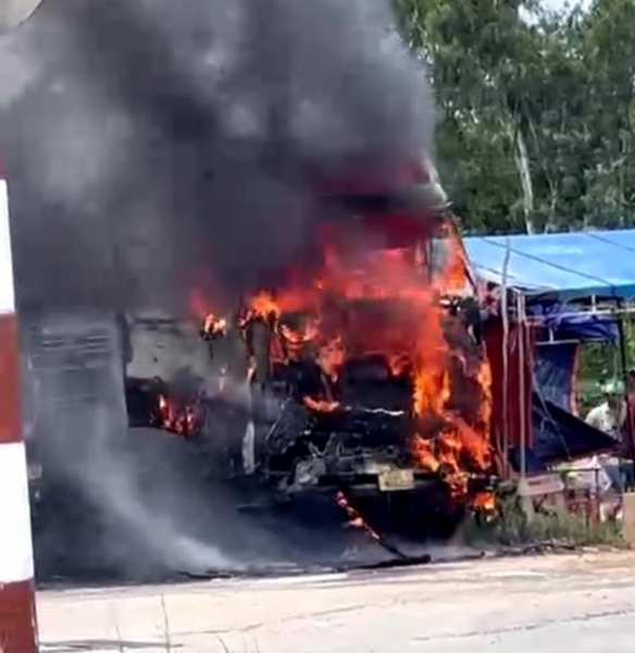 Hoảng loạn khi xe tải bốc cháy dữ dội ngay gần cửa hàng xăng dầu -0