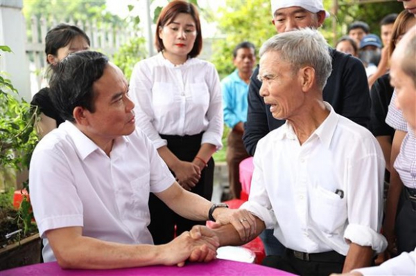 Deputy PM Tran Luu Quang visits victims of armed attacks in Dak Lak -0
