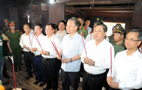 Minister To Lam and delegates pay respect to late General Secretary Truong Chinh -0