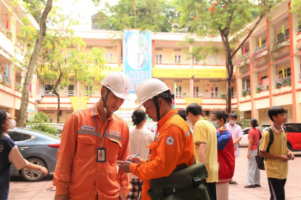 EVN Hà Nội đảm bảo điện an toàn và liên tục phục vụ cho 201 điểm thi tại Hà Nội -0