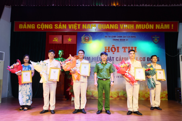 Cảnh sát bảo vệ mục tiêu tổ chức sân chơi tri thức tìm hiểu Luật Cảnh sát cơ động -0