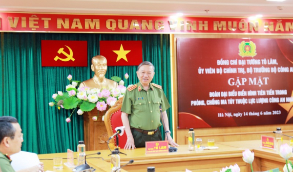 Minister To Lam meets with typical police officers in drug prevention and control -0