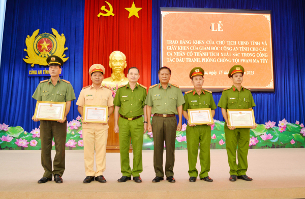 Công an Cà Mau khen thưởng 6 cá nhân có thành tích triệt phá tội phạm ma túy -0