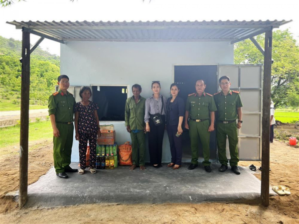 Police at Ninh Thuan Provincial Police Detention Center build homes for needy families -0