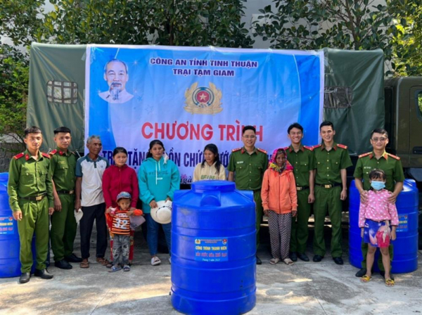 Police at Ninh Thuan Provincial Police Detention Center build homes for needy families -0