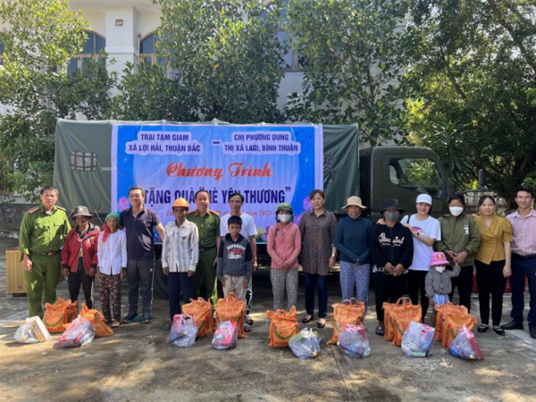 Police at Ninh Thuan Provincial Police Detention Center build homes for needy families -0