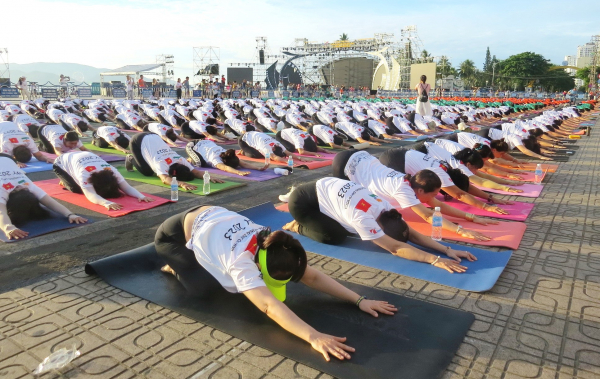 1.200 người đồng diễn Yoga tại Nha Trang hưởng ứng Ngày Quốc tế Yoga  -0