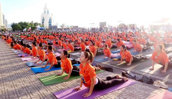 1.200 người đồng diễn Yoga tại Nha Trang hưởng ứng Ngày Quốc tế Yoga  -0