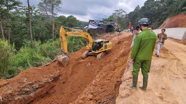 Sập taluy dự án mở rộng đèo Prenn Đà Lạt đè 2 người thương vong -0