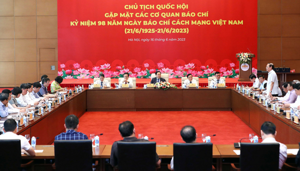 vna_potal_chu_tich_quoc_hoi_vuong_dinh_hue_gap_mat_cac_co_quan_bao_chi_nhan_ky_niem_98_nam_ngay_bao_chi_cach_mang_viet_nam__6788379.jpg -0