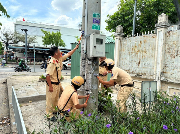 Đồng loạt xóa quảng cáo trái phép trên đường phố, trên xe ô tô -0