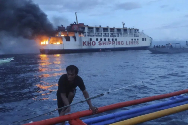 Phà chở 120 người bốc cháy trên biển Philippines  -0