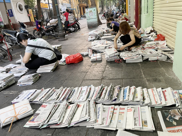 “Chợ báo giấy” buổi sớm - một nét văn hóa của người Hà Nội -0