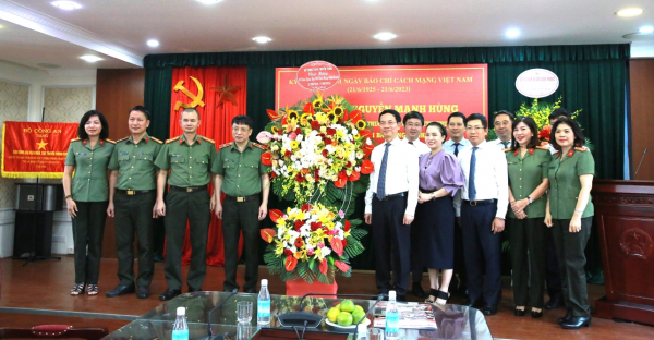 Bộ trưởng Bộ Thông tin và Truyền thông chúc mừng Báo CAND nhân kỷ niệm 98 năm Ngày Báo chí Cách mạng Việt Nam -0