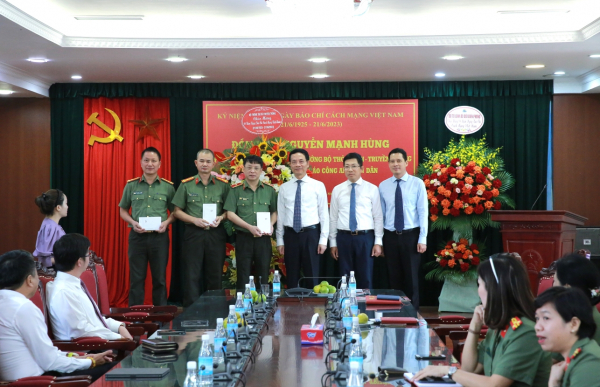 Bộ trưởng Bộ Thông tin và Truyền thông chúc mừng Báo CAND nhân kỷ niệm 98 năm Ngày Báo chí Cách mạng Việt Nam -0