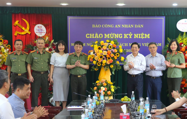 Lãnh đạo các ban, bộ, ngành thăm, chúc mừng Báo CAND nhân Ngày Báo chí Cách mạng Việt Nam -0