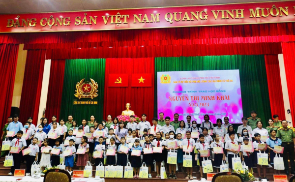 Công an TP Hồ Chí Minh tặng học bổng cho con cán bộ chiến sĩ khó khăn, hiếu học -0