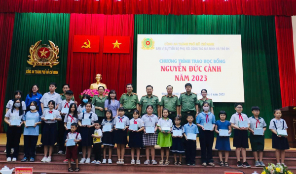 Công an TP Hồ Chí Minh tặng học bổng cho con cán bộ chiến sĩ khó khăn, hiếu học -0