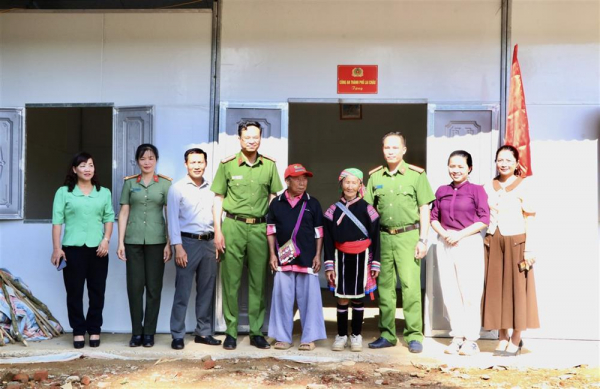 Police build home for poor elderly Hmong people in Lai Chau -0