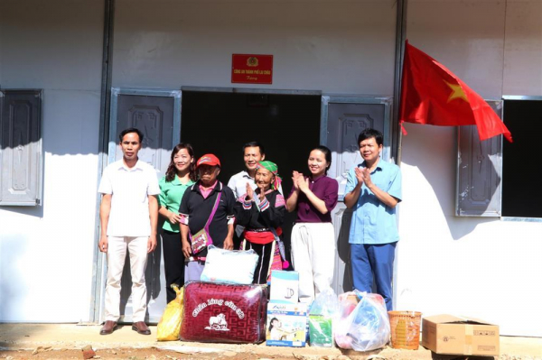 Police build home for poor elderly Hmong people in Lai Chau -0