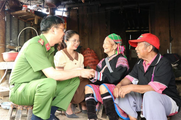 Police build home for poor elderly Hmong people in Lai Chau -0