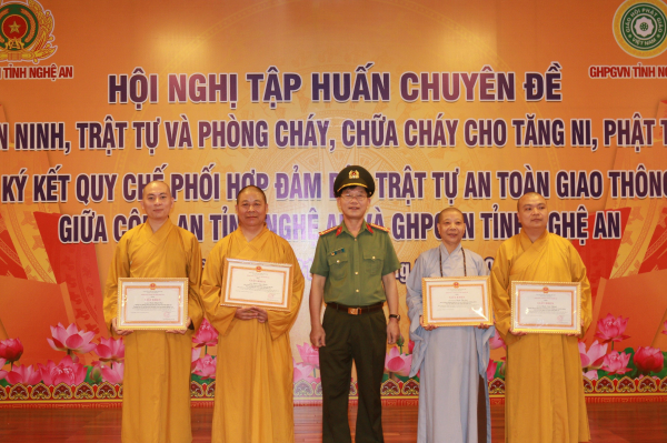 Công an Nghệ An và Giáo hội Phật giáo Việt Nam tỉnh Nghệ An ký kết quy chế phối hợp đảm bảo trật tự an toàn giao thông -0