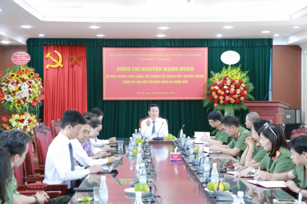 Minister of Information and Communication visits CAND Newspaper on Vietnam Revolutionary Press Day -0