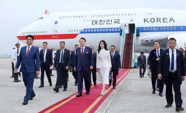 RoK President arrives in Hanoi, starting State visit to Vietnam -0