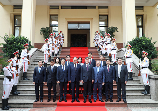 Minister To Lam receives Commander of the Korean Coast Guard -0